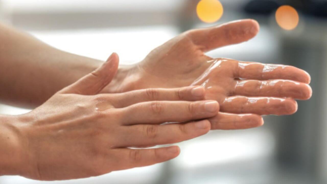 वात दोष संतुलित करण्यासाठी हाताच्या तळव्यावर करा तुपाने मालिश, मिळतील अनेक फायदे