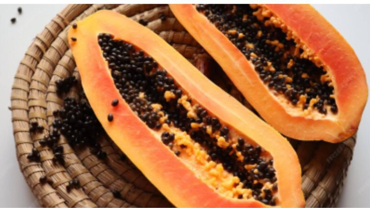तुम्हीही पपईच्या बिया निरुपयोगी समजून फेकून देता? आरोग्य फायदे जाणून वाटेल आश्चर्य