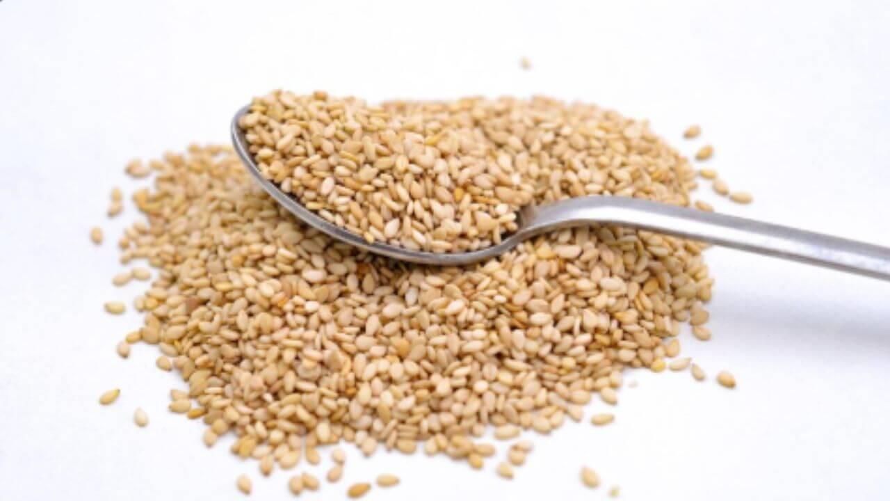 सकाळी उपाशी पोटी खा एक चमचा भाजलेले तीळ, रक्तदाब नियंत्रित राहील मिळतील अनेक फायदे