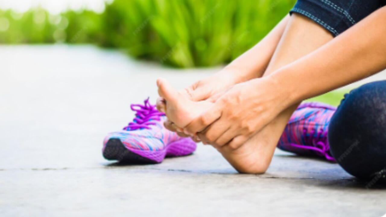 टाचांमध्ये सतत वेदना का होतात?  जाणून घ्या कारणे आणि उपाय