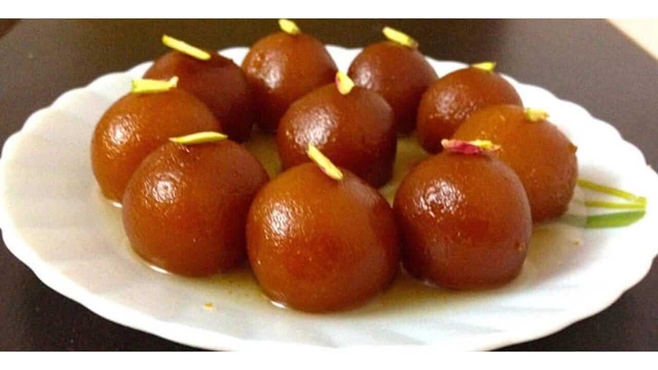 Diwali 2025 : दिवाळीच्या खास माहोलात घरच्या घरी बनवा स्वादिष्ट गोड गुलाबजाम पाहा रेसिपी!