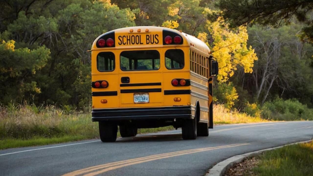 ऐकावं ते नवल! स्कूल बस चालकांने विद्यार्थ्याच्या पालकांकडे खंडणी मागितली, आरोपी अटकेत