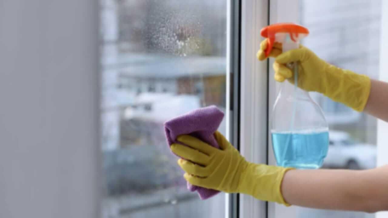 Diwali 2025 :  दिवाळीत ‘या’ सोप्या टिप्स वापरून करा खिडकीच्या काचा स्वच्छ…