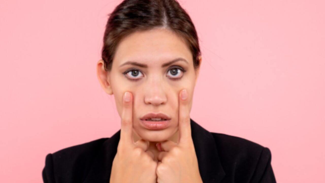 डार्क सर्कल कमी करण्यासाठी महागड्या क्रीम्स नव्हे करा ‘हे’ घरगुती उपाय