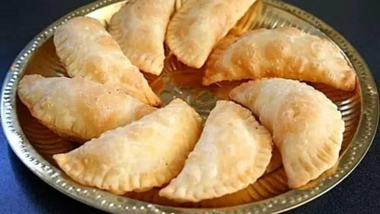 Diwali 2025 : घरच्या घरी बनवा खमंग आणि खुसखुशीत करंजी; पाहा रेसिपी