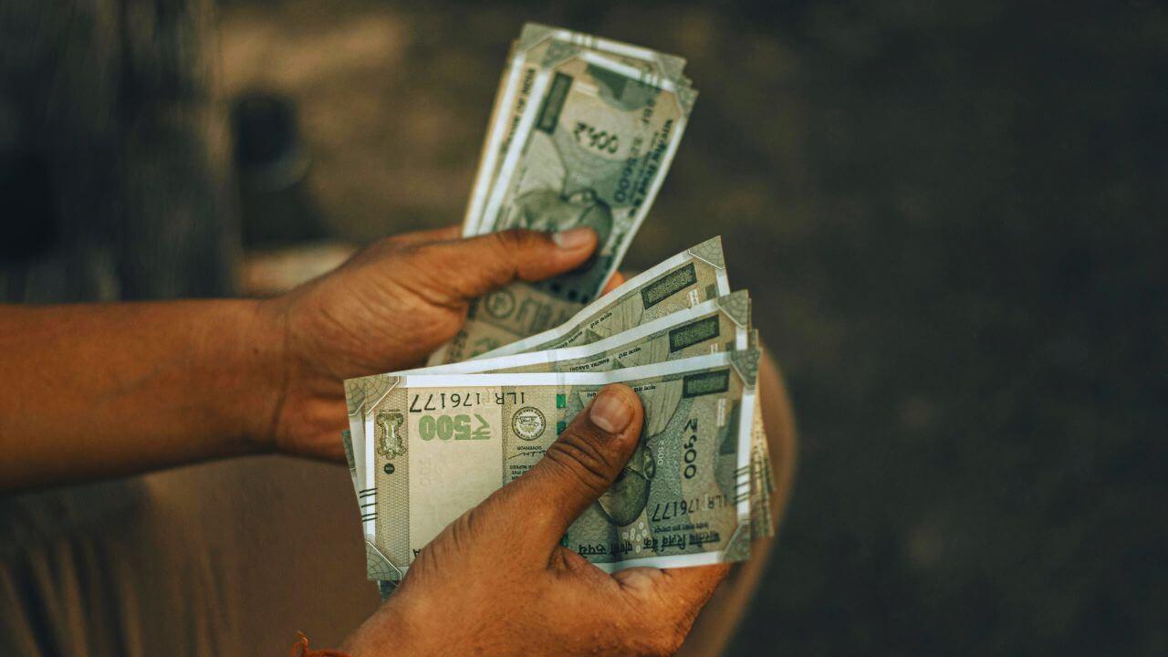 Diwali 2025 : दिवाळी बोनसचा योग्य उपयोग कसा कराल? किती शॉपिंग कराल आणि किती गुंतवणूक?