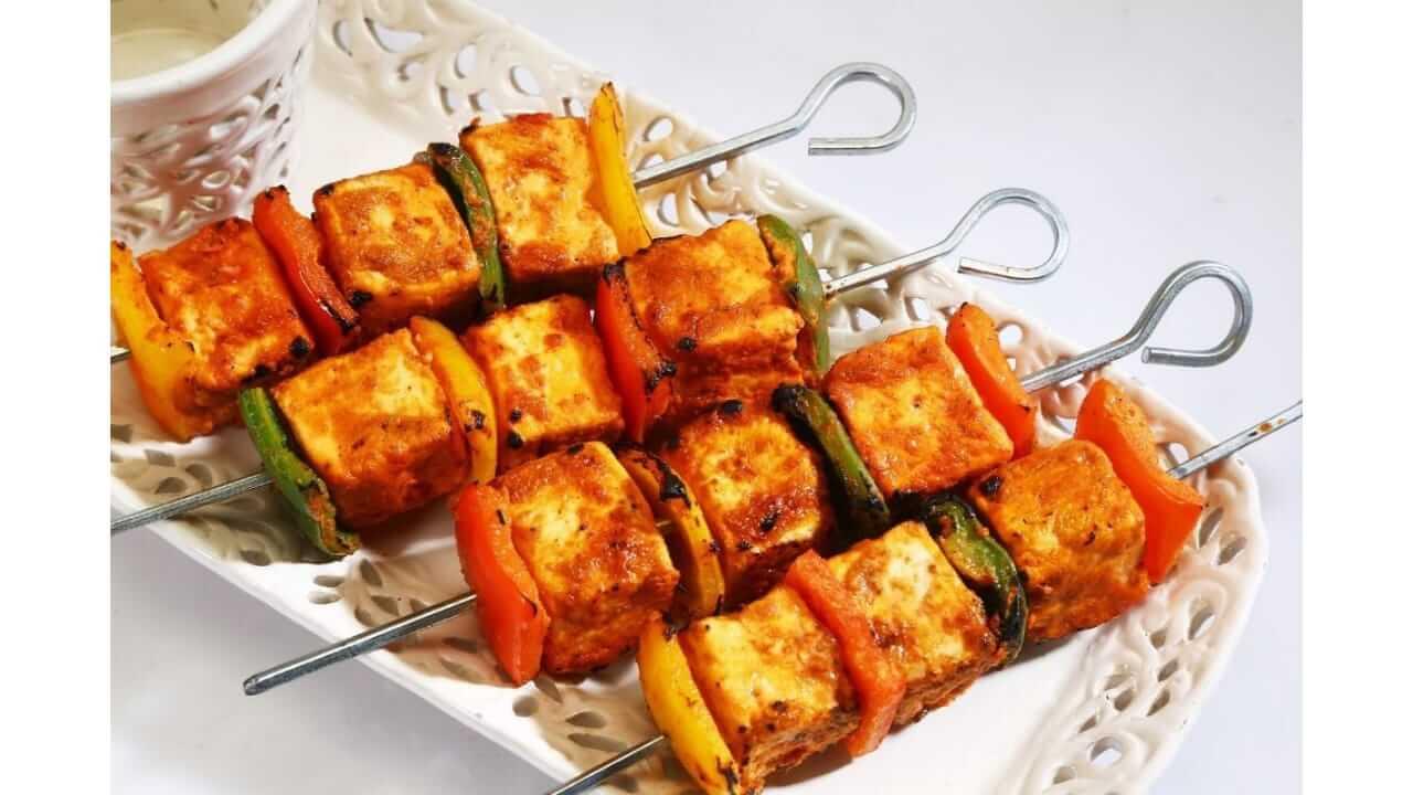Diwali 2025 : दिवाळीच्या खास माहोलात घरच्या घरी बनवा पनीर टिक्का पाहा रेसिपी!
