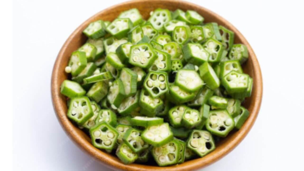 दररोज सकाळी प्या भेंडीचे पाणी, रक्तातील साखर नियंत्रित करण्यासोबत मिळतात अनेक फायदे