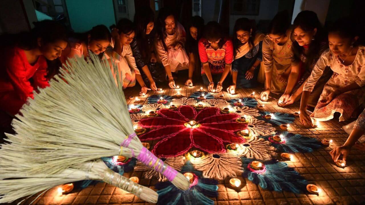 Diwali 2025 : दिवाळीला झाडू का खरेदी करतात? जाणून घ्या यामागचं महत्व