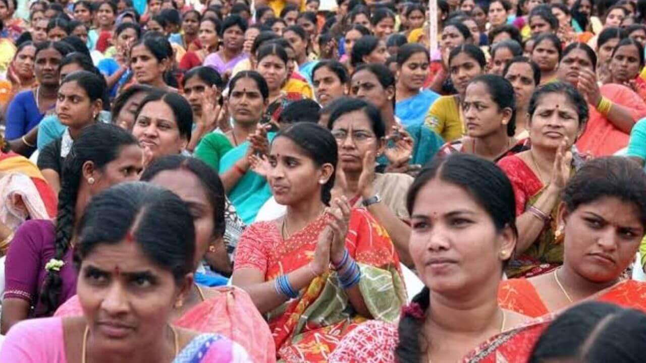 Ladki Bahin Yojana : लाडक्या बहिणींनो, 1500 रुपये जमा!! पटापट मोबाईल चेक करा