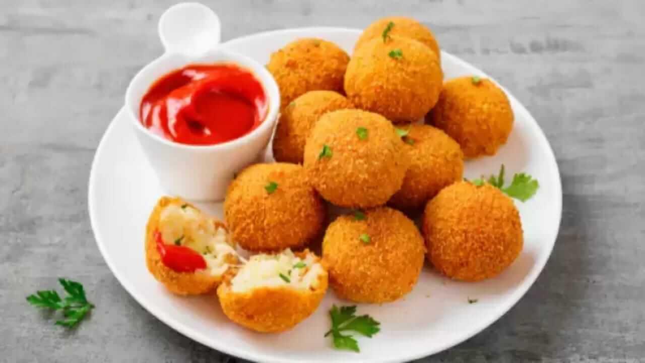 Cheese Balls Recipe : संध्याकाळच्या नाश्त्यासाठी बनवा चविष्ट ‘चीज बॉल्स’,जाणून घ्या झटपट होणारी रेसिपी