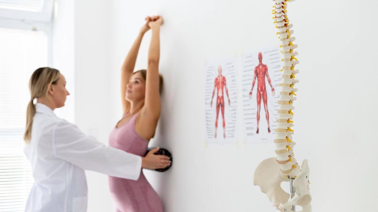 मणक्याच्या आरोग्यासाठी आहारात सामील करा ५ व्हिटॅमिन्स, पाठीचा कणा राहील मजबूत