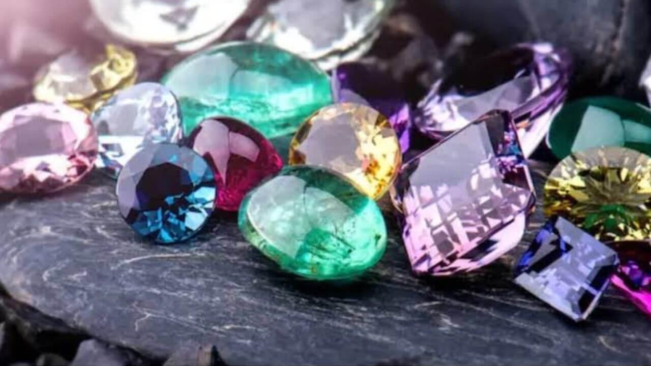 Ratna Shastra : कर्जातून सुटका पाहिजे? मग हातात घाला ही रत्ने