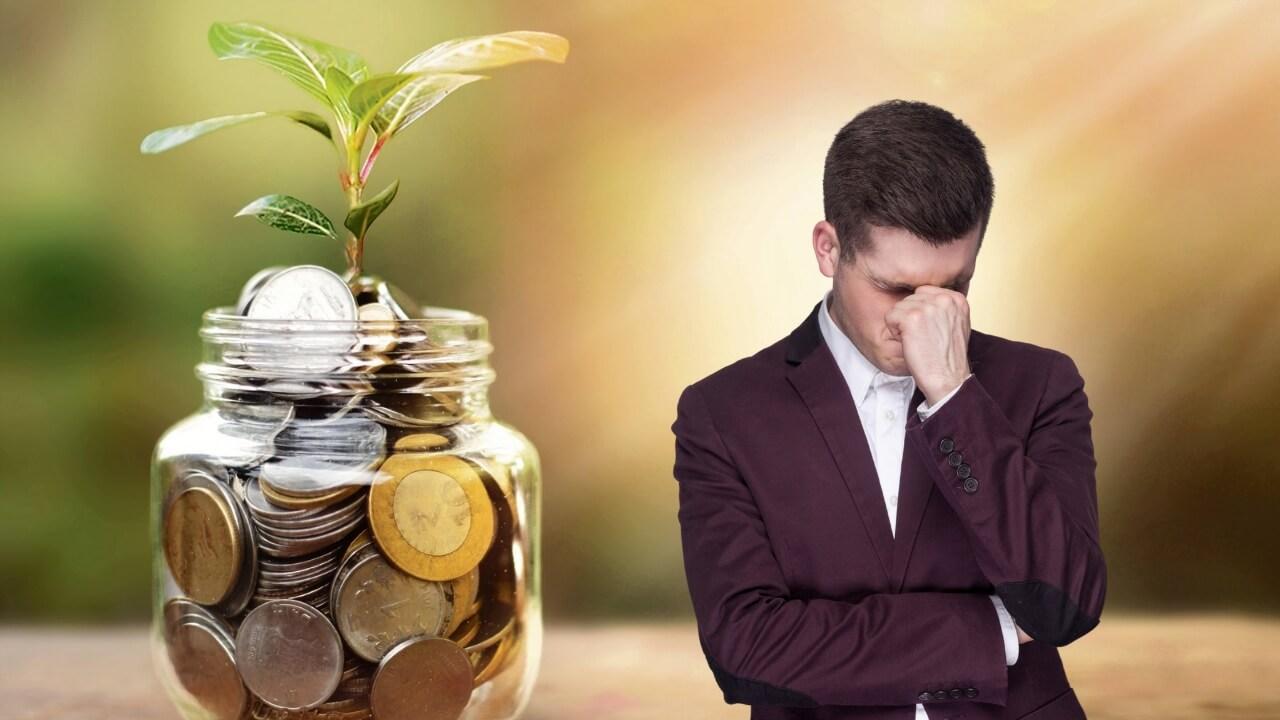 Money Tips : या 5 कारणांनी माणूस कंगाल होतो; हातातील लक्ष्मी टिकतंच नाही