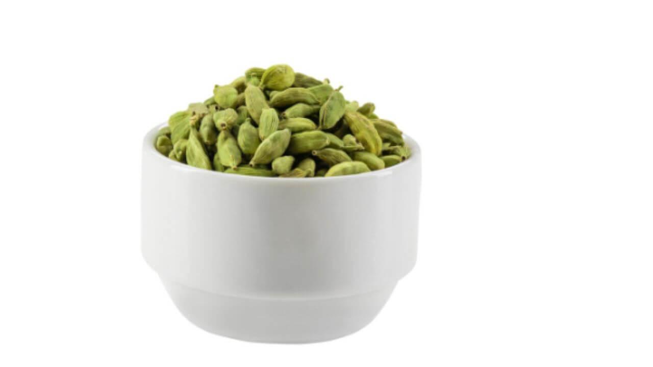 वेगाने चरबी वितळवून वजन कमी करते वेलचीचे पाणी, जाणून घ्या फायदे आणि सेवन करण्याची पद्धत