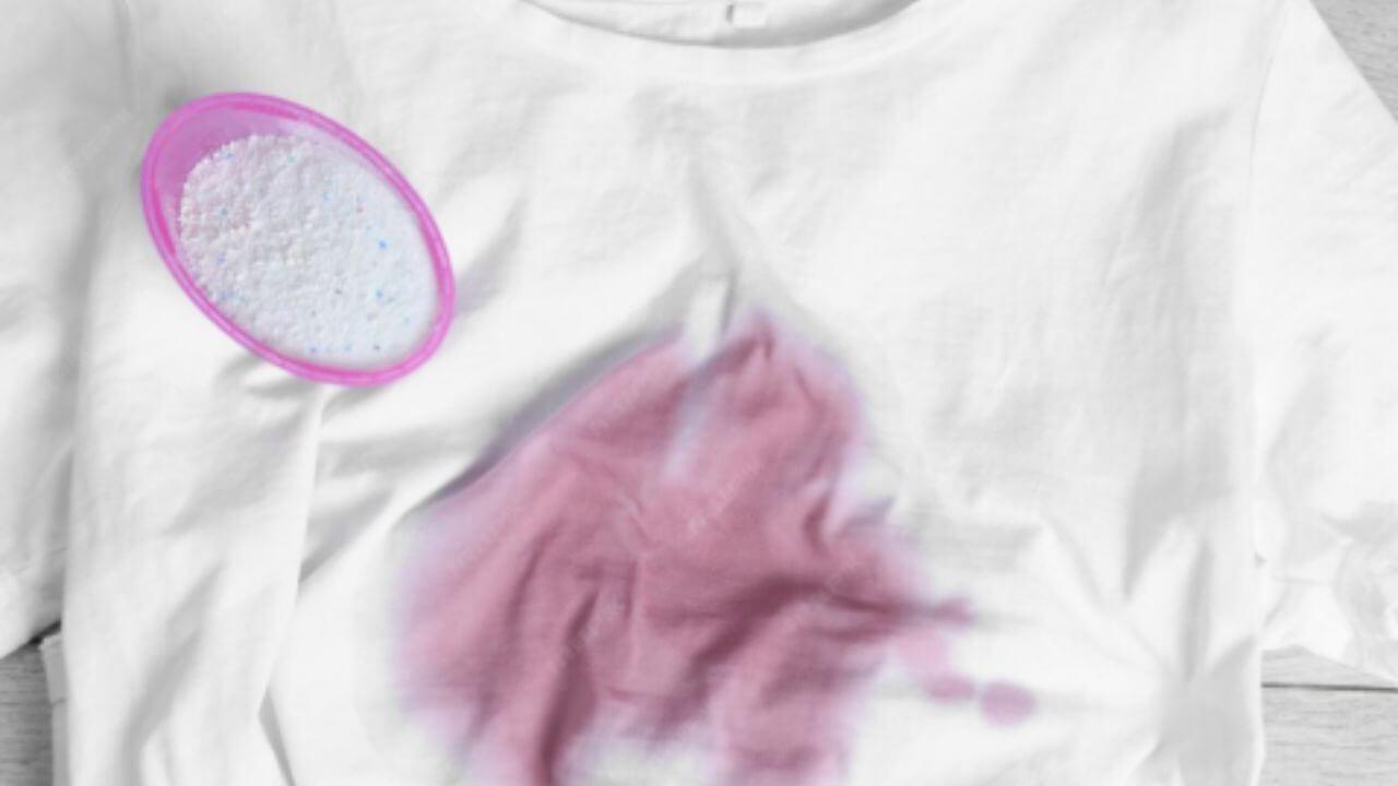 नवीन कपड्यांवर शाई आणि चहा-कॉफीचे डाग पडलेत? ‘या सोप्या ट्रिक्स दूर करतील डाग