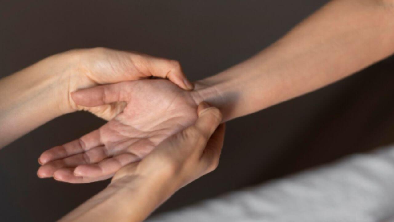 तळहातावर देशी तूप लावण्याचे काय फायदे आहेत? जाणून घ्या काय सांगते आयुर्वेद