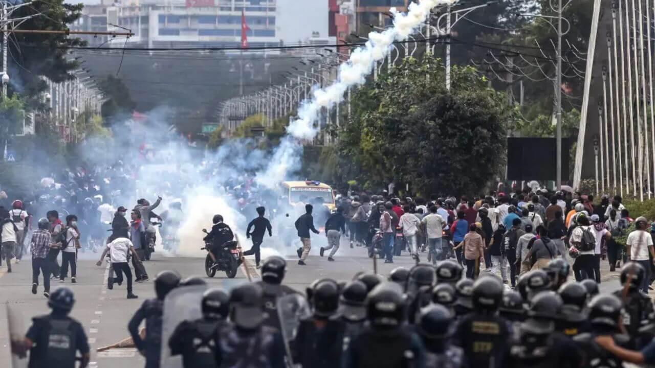 नेपाळमध्ये Gen-Z पुन्हा रस्त्यावर, सत्ताधाऱ्यांच्या विरोधात रोष; 12 जिल्ह्यांत कर्फ्यू लागू