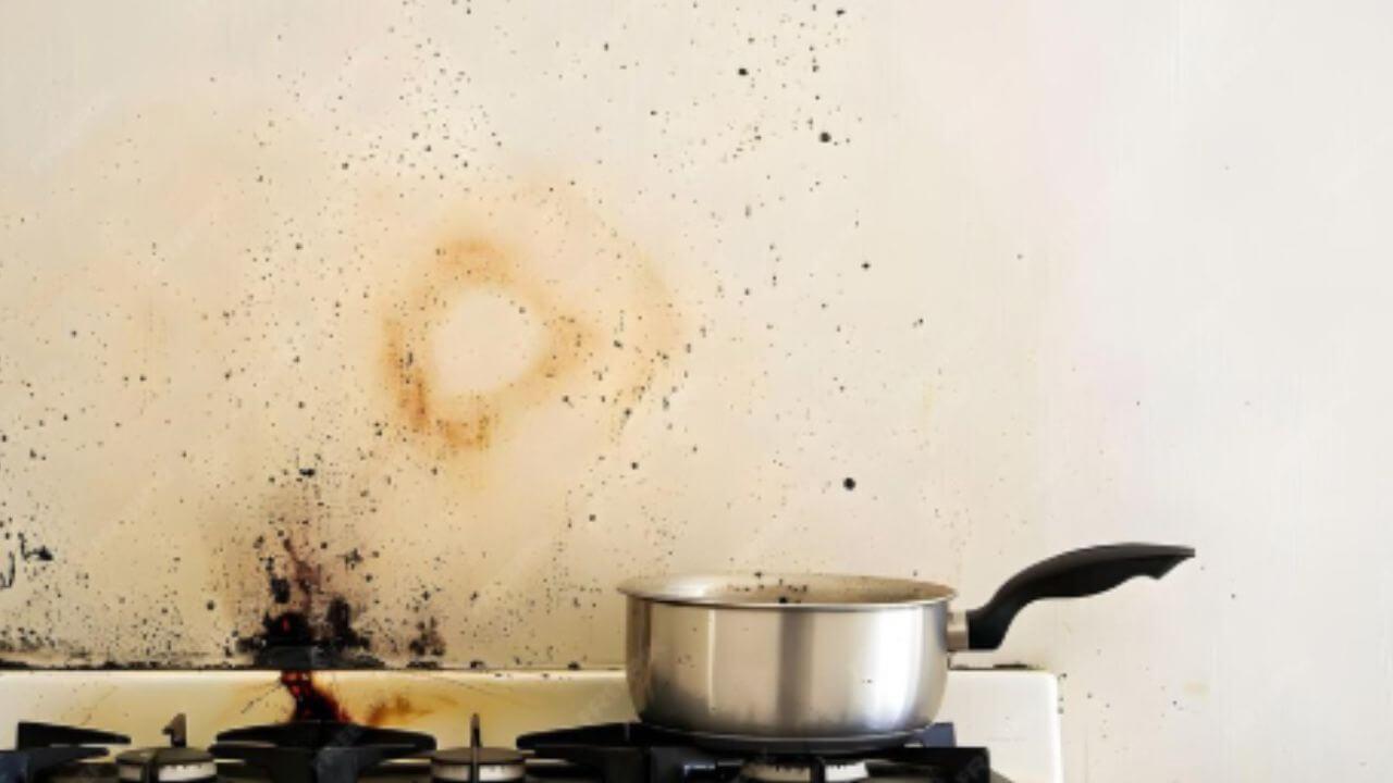 किचनच्या भिंतीवर तेल आणि मसाल्याचे डाग पडलेत? ‘हे’ घरगुती उपाय लगेच करतील स्वच्छ