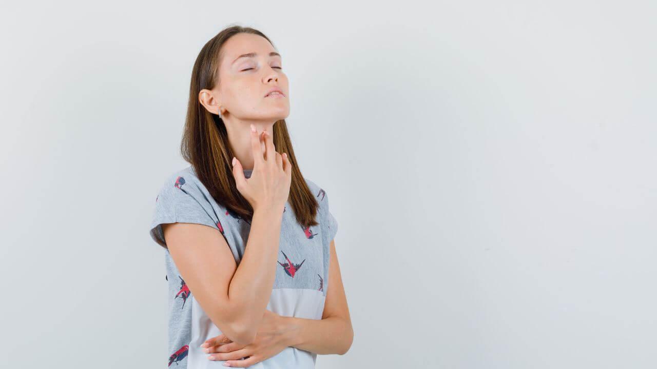 थायरॉईड कंट्रोल करण्यासाठी अशी असायला हवी दिनचर्या, जाणून घ्या काय-काय करावे