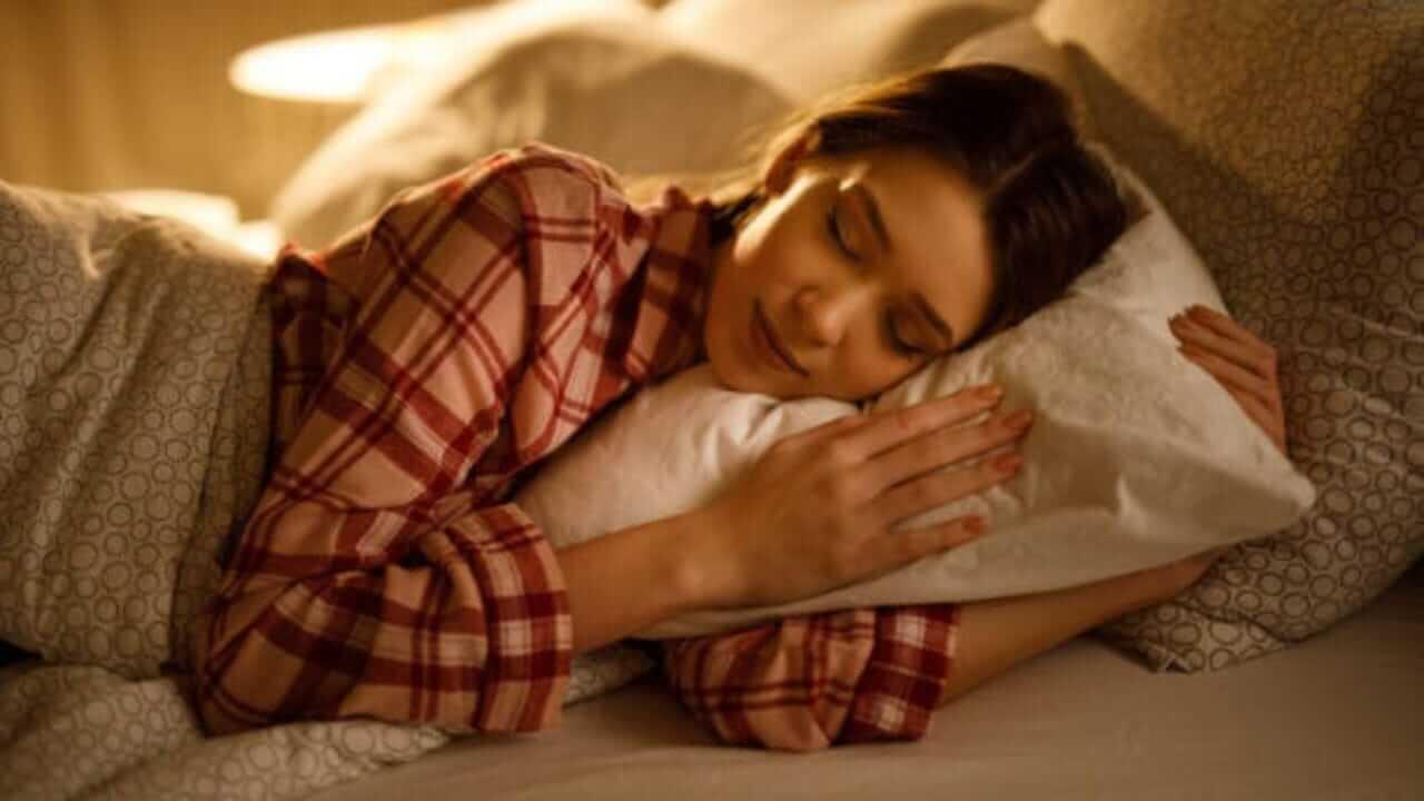 Vastu Tips : झोपताना ‘या’ गोष्टी कधीही जवळ ठेवू नका; अन्यथा…