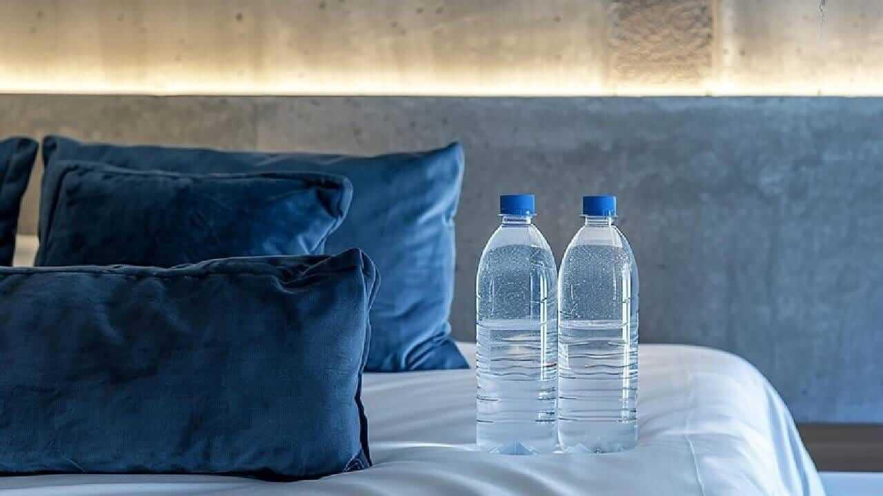 Vastu Tips : झोपताना बेडरुममध्ये पाण्याची बॉटल का ठेवू नये? जाणून घ्या कारण..