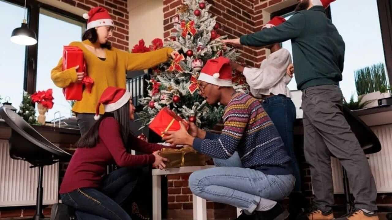 Christmas 2025 :  ख्रिसमस कसा साजरा केला जातो? जाणून घ्या…