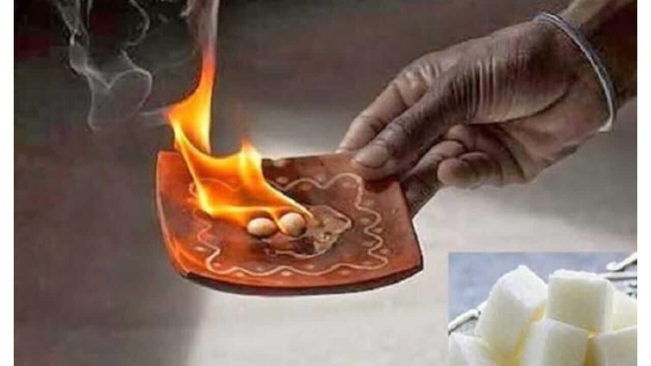 Vastu Tips : वास्तुदोष दूर करण्यासाठी कापराचे करा ‘हे’ उपाय, घरात येईल सुख, समृद्धी…