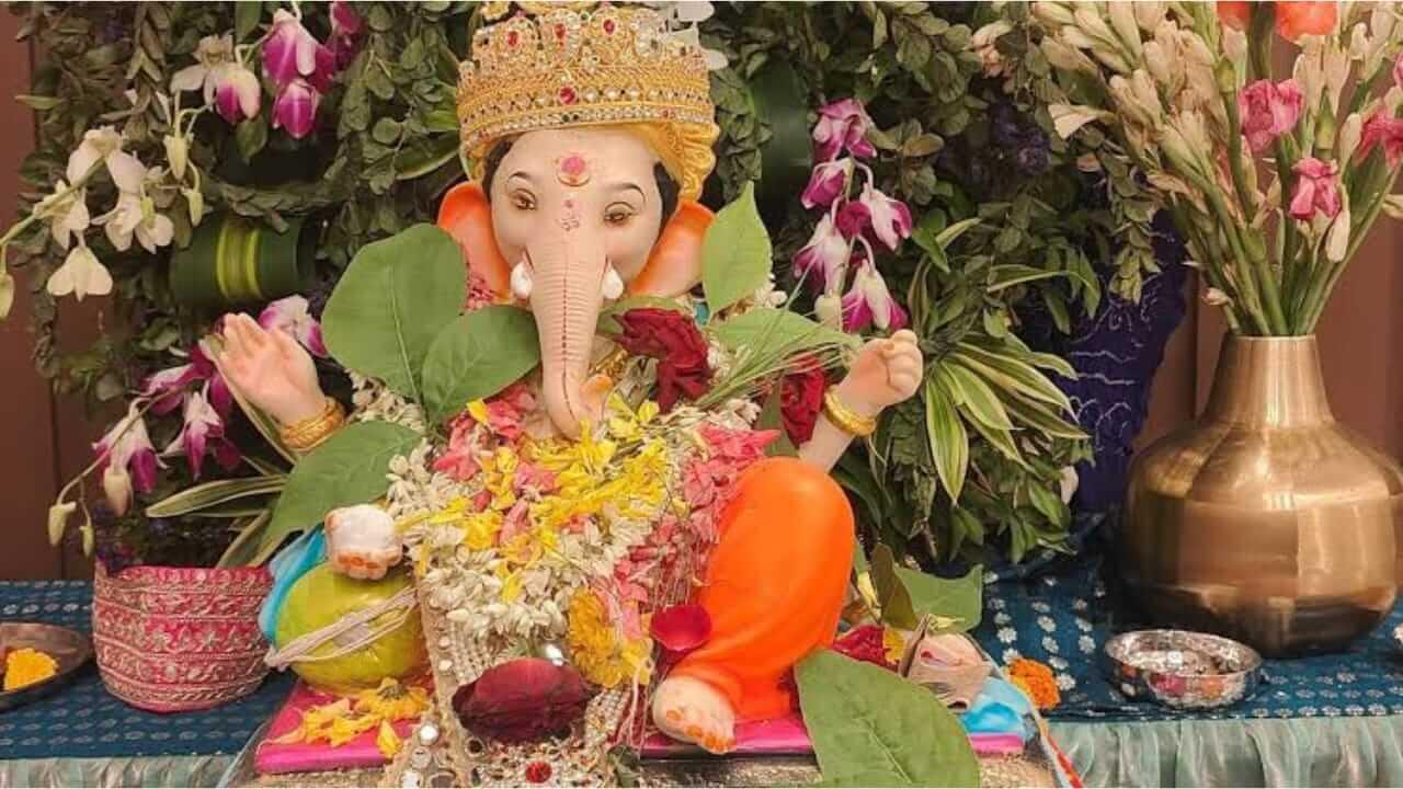 Vinayaka Chaturthi 2025 :  भगवान गणेशाच्या या 108 नावांचा करा जप, सर्व विघ्न होतील दूर