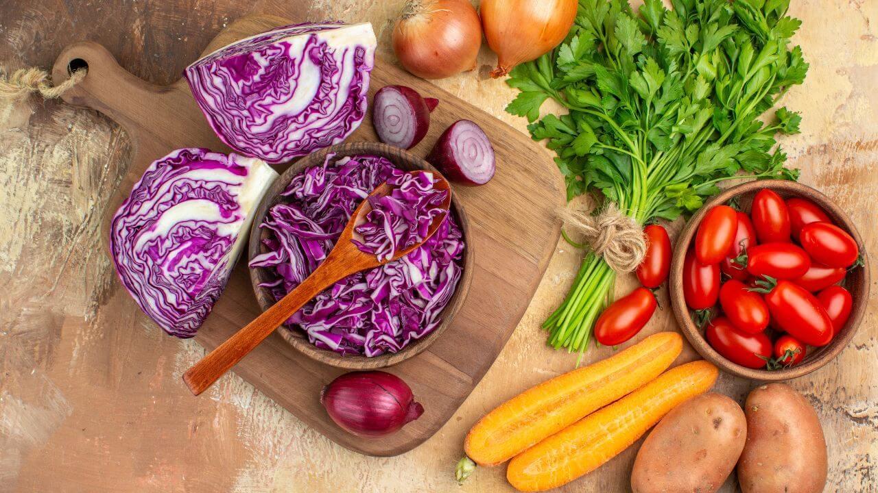 शिजवून नव्हे कच्च्या खा ‘या’ ५ भाज्या, आरोग्याला मिळतील फायदेच-फायदे