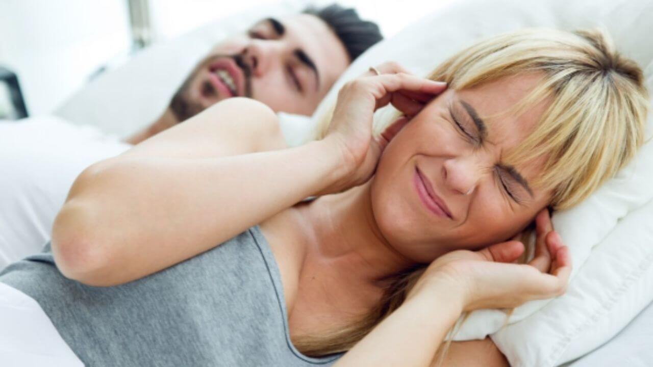 घोरण्याची समस्या त्रास देतेय? ‘हे’ आयुर्वेदिक उपाय लगेच करतील मदत