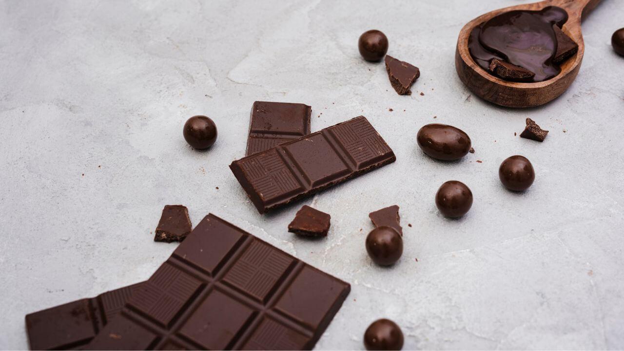 आरोग्यासाठी प्रचंड फायदेशीर आहे डार्क चॉकलेट, मेंदू-हृदय राहते निरोगी