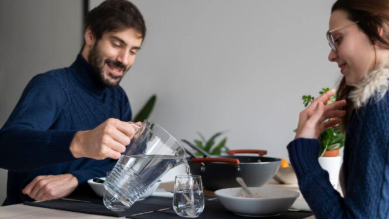 हिवाळ्यात रोज कोमट पाणी पिण्याचे आहेत ६ आश्चर्यकारक फायदे