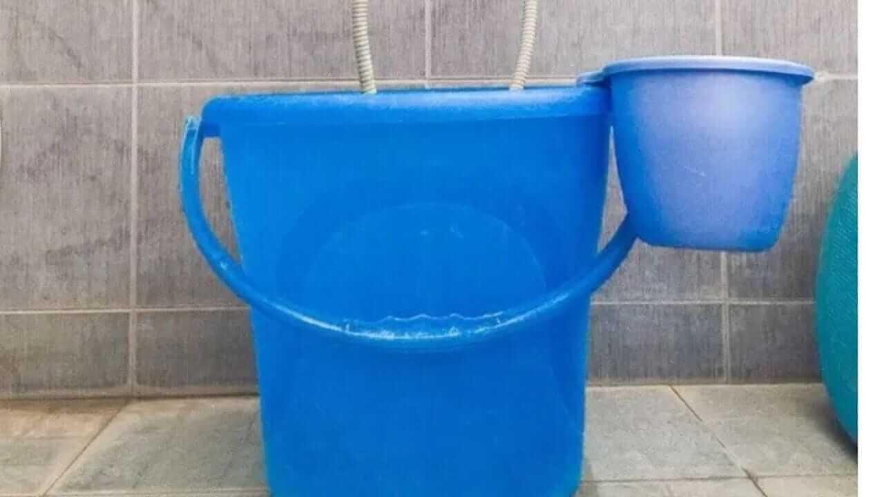 Vastu Tips : वास्तुशास्त्रानुसार बाथरूममध्ये ‘या’ रंगाची बादली ठेवा, नकारात्मक ऊर्जा दूर होईल…