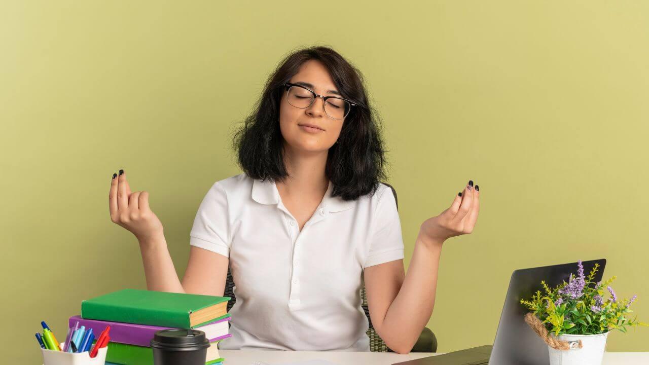 ताणतणाव दूर करतात ‘हे’ ५ उपाय, आनंदी राहण्यासाठी आजच बदला सवयी