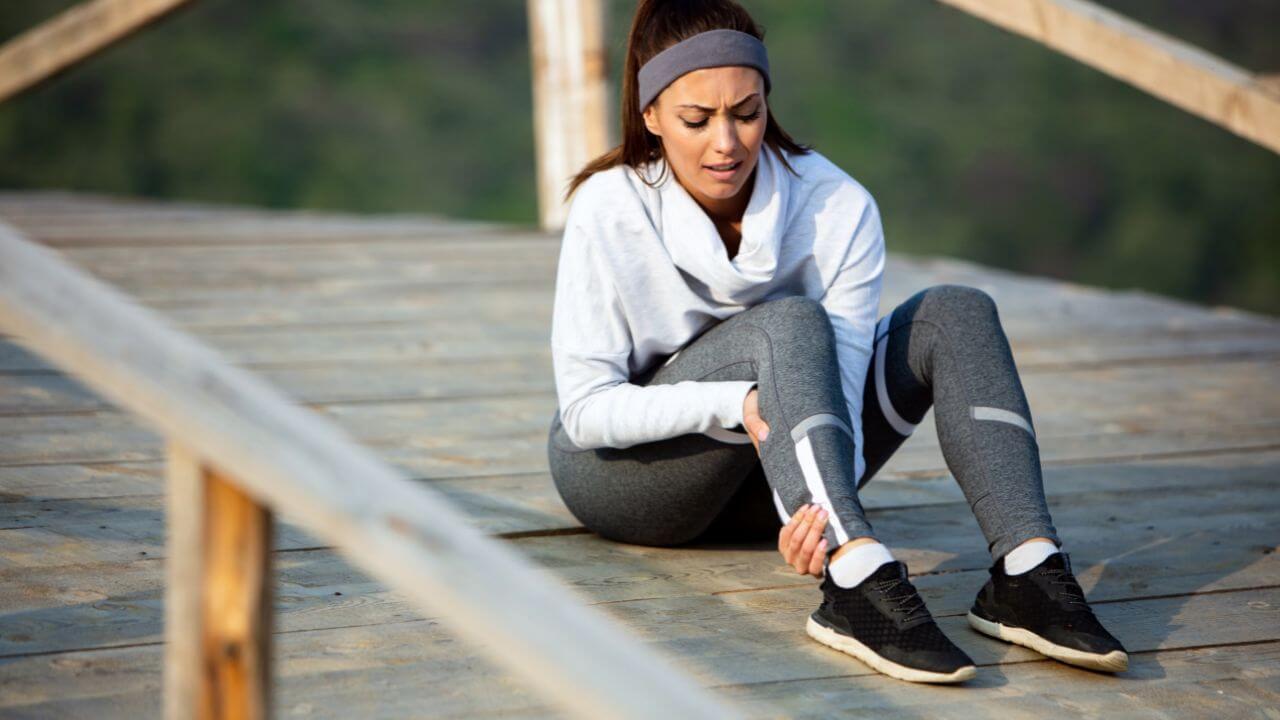 तुमच्याही गुडघ्यांमधून कटकट असा आवाज येतोय? सांध्यातील ग्रीस वाढवण्यासाठी खा ‘हे’ पदार्थ