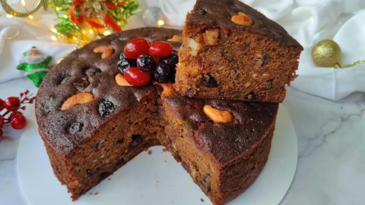 Christmas Plum Cake : ख्रिसमस स्पेशल घरच्या घरी बनवा प्लम केक, पाहा रेसिपी