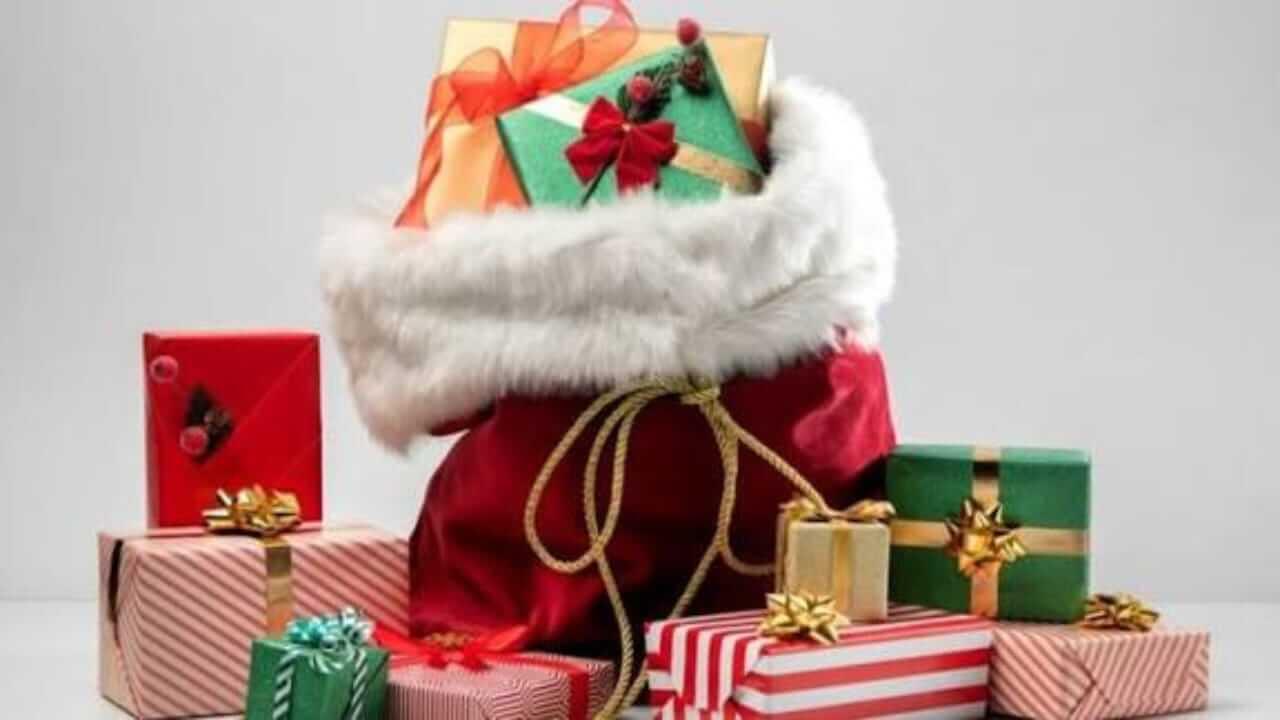 Christmas 2025 : नाताळनिमित्त गिफ्ट म्हणून चुकूनही कोणालाही ‘या’ वस्तू देऊ नका..