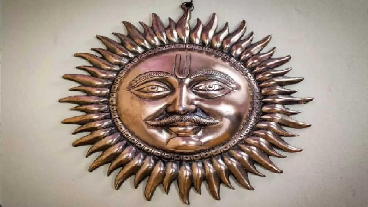 Vastu Tips : घरातील ‘या’ दिशेला लावा तांब्याचा सूर्य; मिळतील अनेक फायदे…