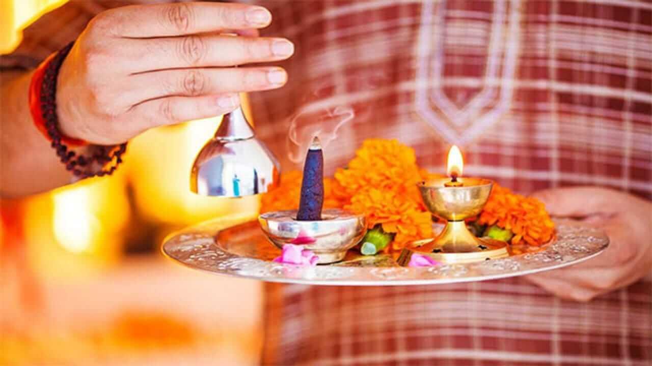 Vastu Tips : पुजा करताना स्टीलची भांडी वापरणं शुभ की अशुभ? जाणून घ्या..