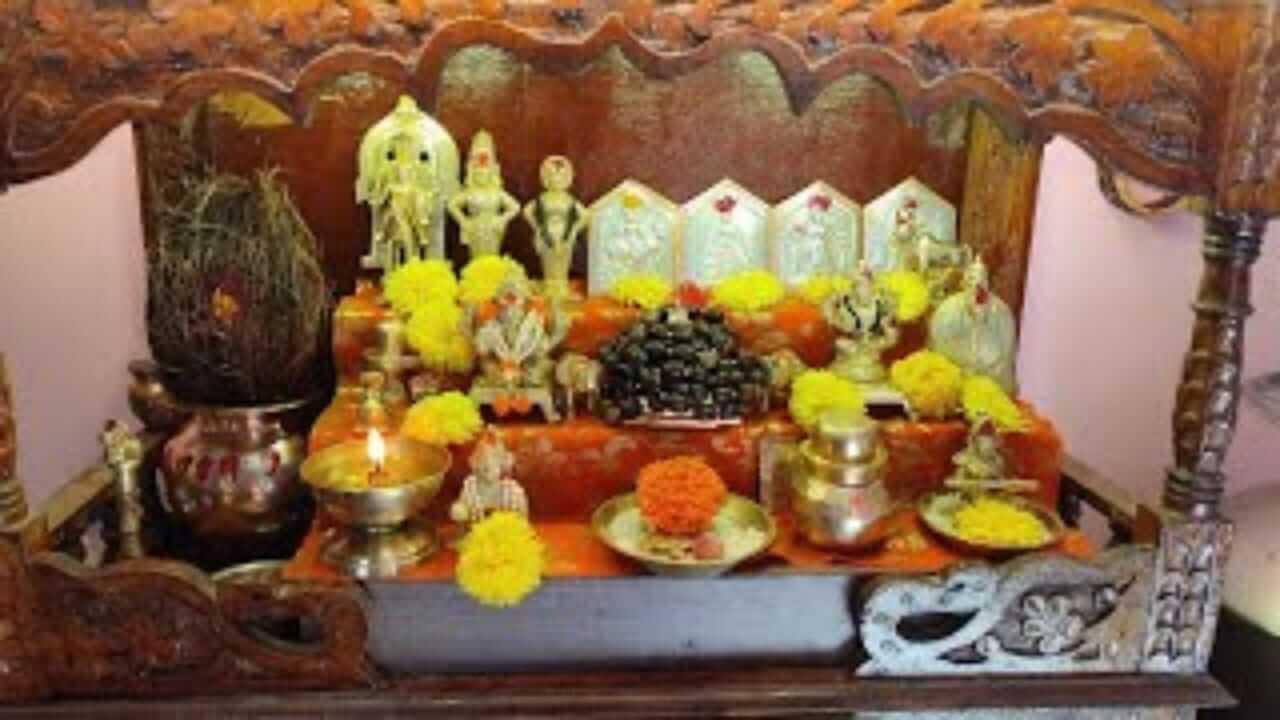 Vastu Tips : घराच्या देव्हाऱ्यात एकाच देवतेच्या दोन मूर्ती का ठेऊ नयेत? जाणून घ्या…