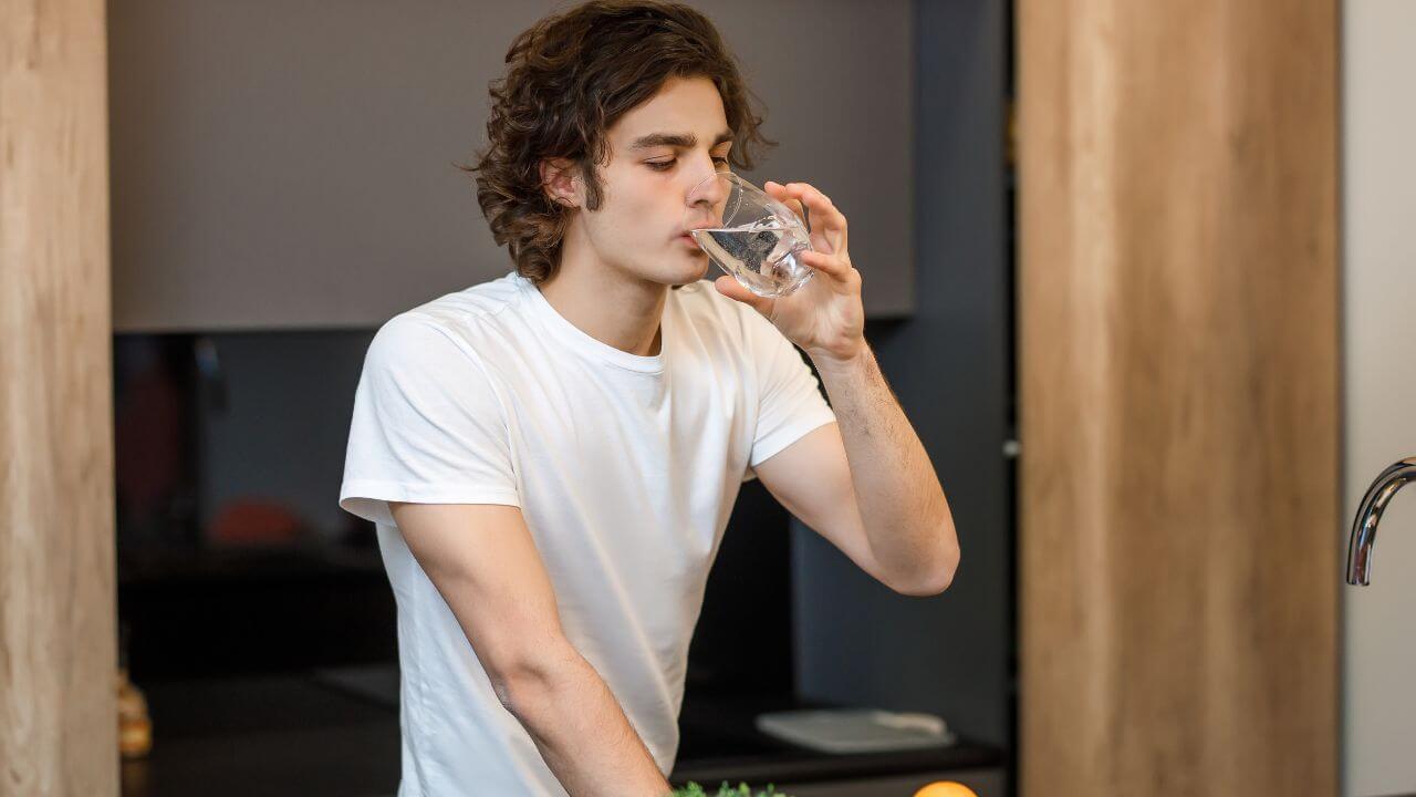 हिवाळ्यातही शरीरात पाण्याची कमतरता होतेय? हायड्रेटेड राहण्यासाठी आहारात सामील करा ‘हे’ पदार्थ