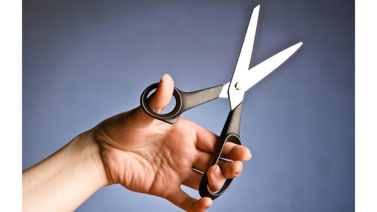 Vastu Tips : चुकीच्या ठिकाणी ठेवलेल्या कात्रीमुळे होईल नुकसान;  जाणून घ्या..