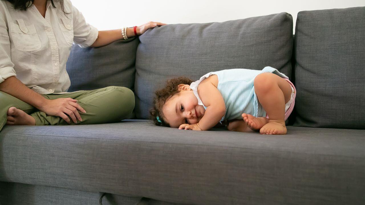 बाळाला अपचन आणि उलटीचा त्रास होतोय? ‘हे’ घरगुती उपाय देतील आराम