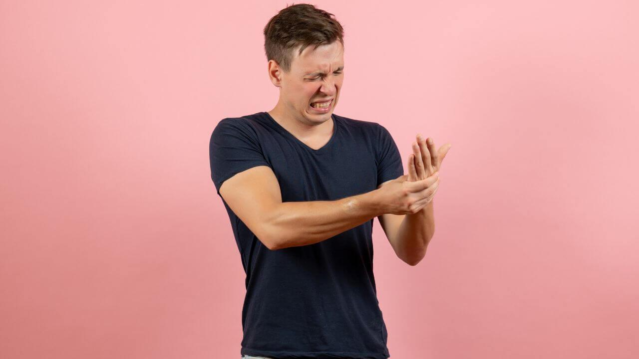 सांधेदुखीमध्ये आवर्जून खा ‘हे’ पदार्थ, सूज कमी होऊन दूर होतील वेदना