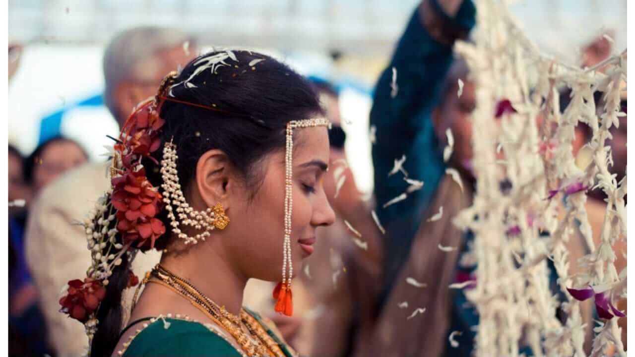Wedding Rituals : लेकीच्या लग्नात आईने मंगलाष्टक पाहू नये? जाणून घ्या कारण…