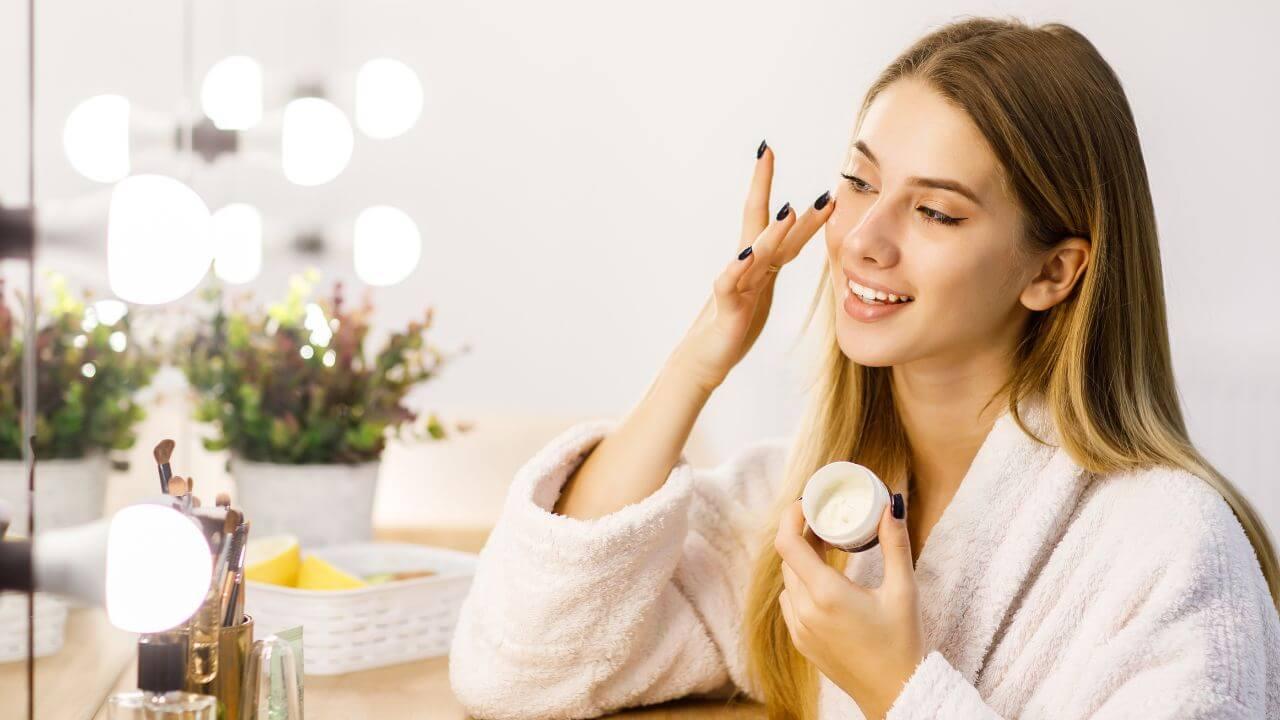 चमकदार त्वचेसाठी स्किन केअर आहे आवश्यक, जाणून घ्या ७ योग्य स्टेप्स