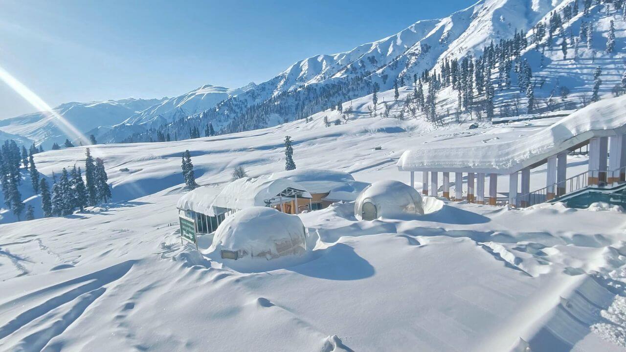 हिमाचल प्रदेशात जोरदार बर्फवृष्टी, जम्मू-काश्मिरात तापमान एक अंशांवर; अनेक रस्तेही बंद, पर्यटक मात्र उत्साहात