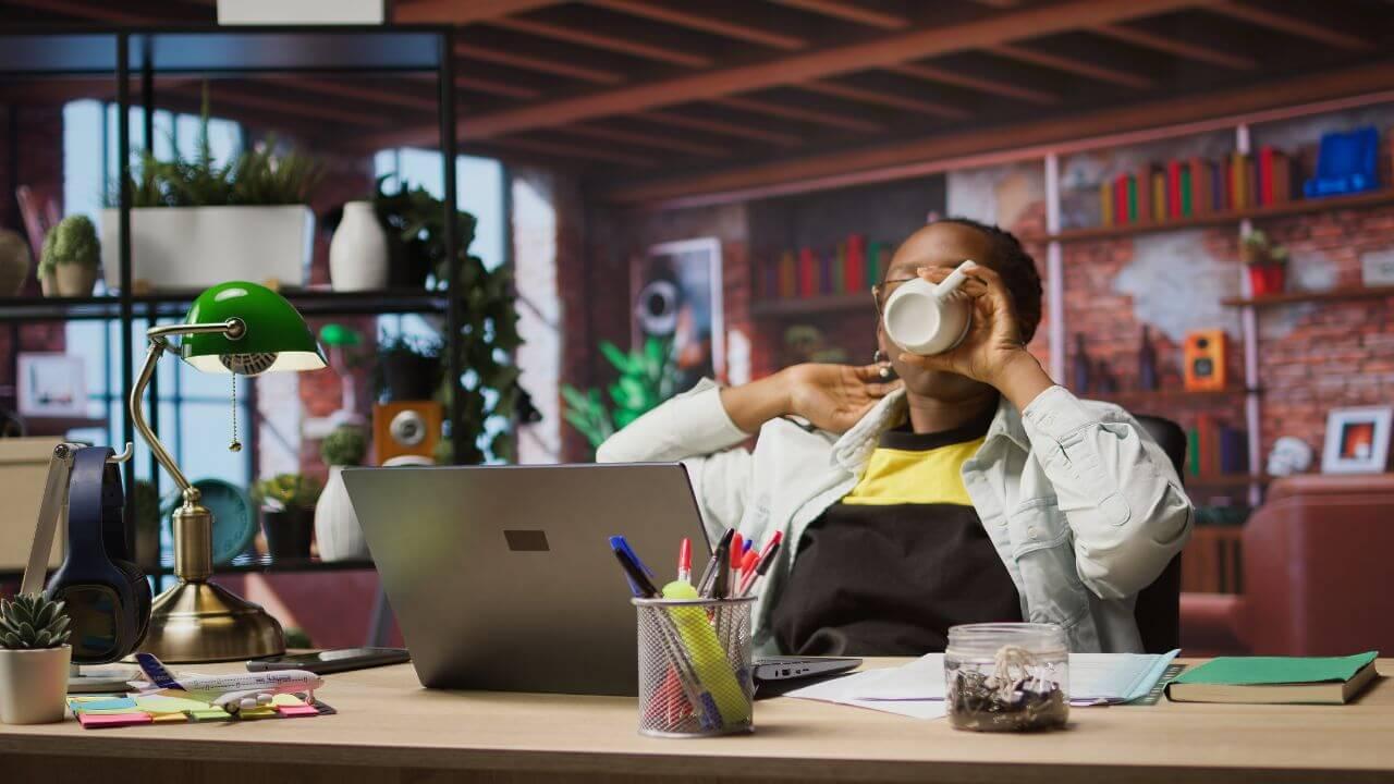 ऑफिसमधील ‘या’ सवयींमुळे खराब होतील आतडे, आजच करा बदल