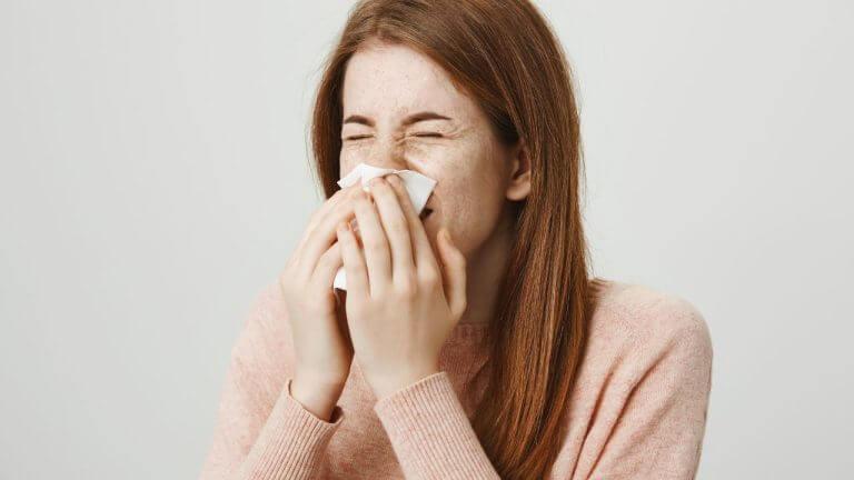 सकाळी अंथरुणातून उठताच सतत शिंका येतात? ‘हे’ आयुर्वेदिक उपाय देतील आराम